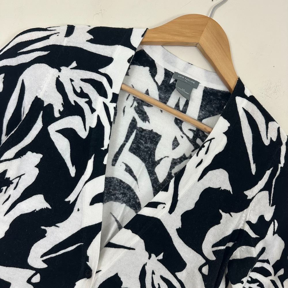 Ann Taylor Cardigan Sweater Black White Abstract Short Sleeve V Neck Artsy XS